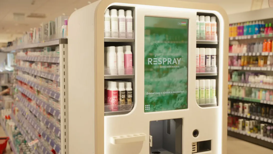 RESPRAY™ újratöltő automata egy Rossmann-üzletben, kozmetikai spray-palackokkal